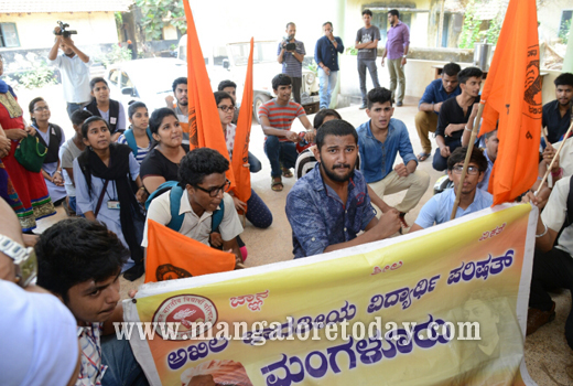 PU students stage protest 4